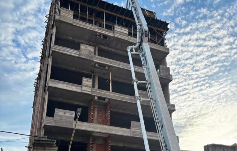 Cayó desde el tercer piso por el hueco de un ascensor y se encuentra grave