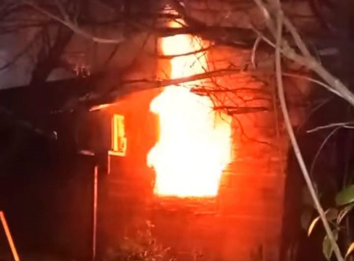Una joven madre y su hija perdieron todo en un incendio