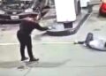 VIDEO. Mujer policía baleó a un motochorro en una estación de servicios