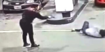 VIDEO. Mujer policía baleó a un motochorro en una estación de servicios