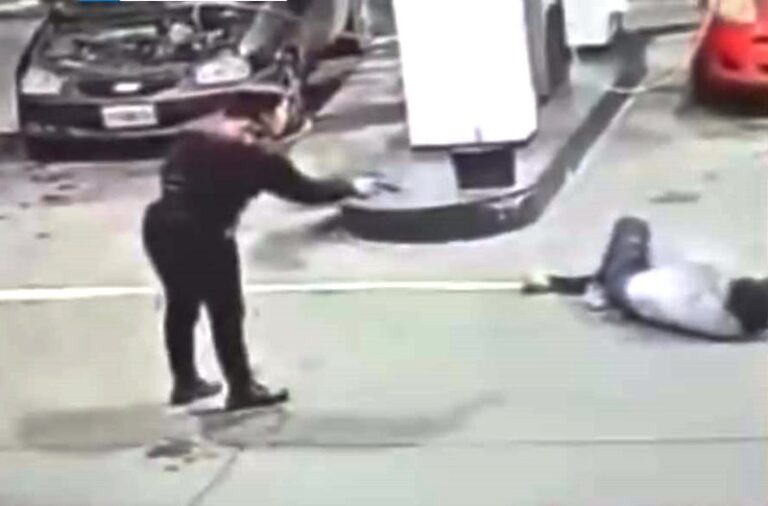 VIDEO. Mujer policía baleó a un motochorro en una estación de servicios