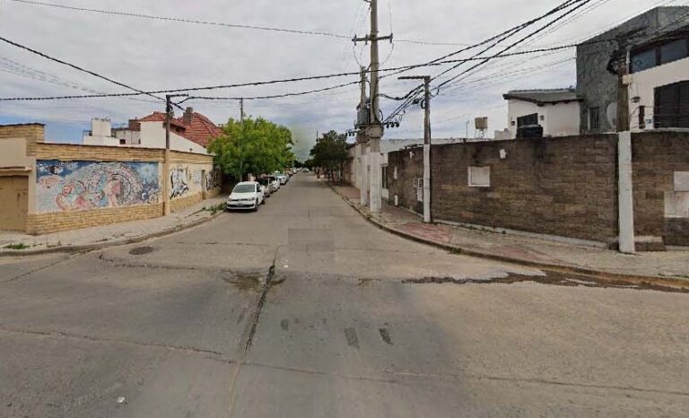 Choque en Irlanda y Urquiza: un joven motociclista en grave estado