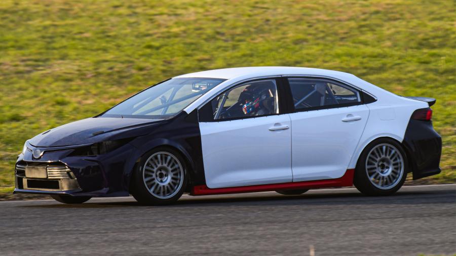 NICOLÁS TROSSET EN SU PRIMER CONTACTO CON EL TOYOTA DE CLASE 3 DE TN, PROBANDO EN RÍO CUARTO.