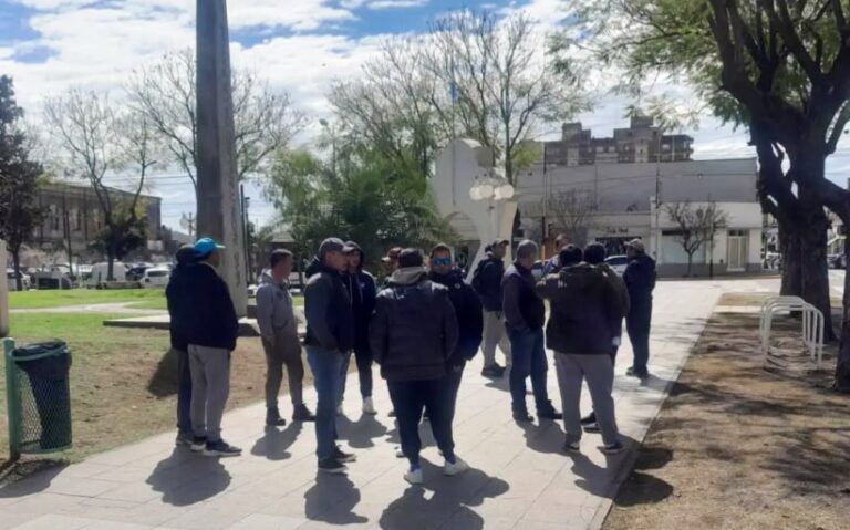 Trabajadores arrecifeños de Granja Tres Arroyos se reunieron con Bouvier
