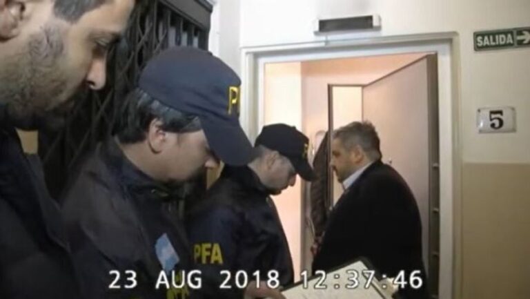 Video de allanamiento a casa de Cristina Kirchner: tenía una puerta blindada