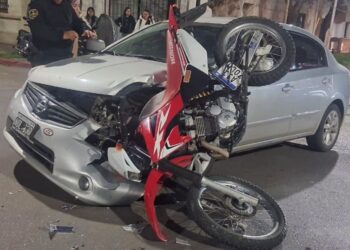 Impresionante choque entre un auto y una moto en Pergamino