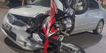 Impresionante choque entre un auto y una moto en Pergamino
