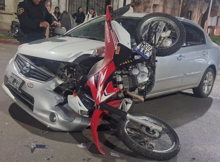 Impresionante choque entre un auto y una moto en Pergamino
