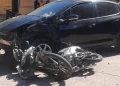 Dos chicas de 13 y 14 años en moto chocaron con un auto manejado por una de 14
