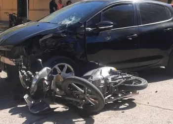 Dos chicas de 13 y 14 años en moto chocaron con un auto manejado por una de 14