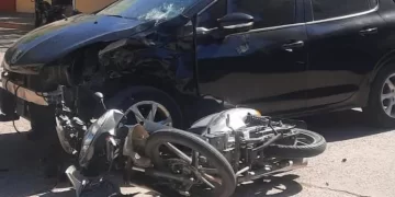 Dos chicas de 13 y 14 años en moto chocaron con un auto manejado por una de 14