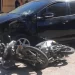 Dos chicas de 13 y 14 años en moto chocaron con un auto manejado por una de 14
