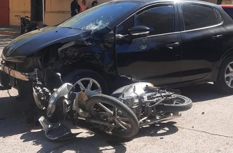 Dos chicas de 13 y 14 años en moto chocaron con un auto manejado por una de 14