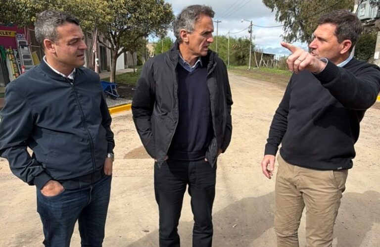 Bouvier recibió a Katopodis y Gabilondo en la obra de reasfaltado de Fonavi