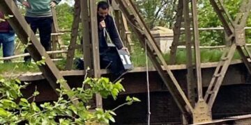 Instalan un limnígrafo en el Puente de Todd para monitorear el río
