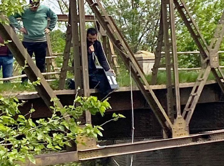 Instalan un limnígrafo en el Puente de Todd para monitorear el río