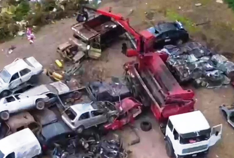 Empezó la compactación de vehículos secuestrados en Arrecifes