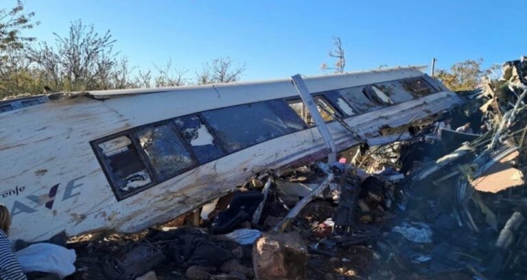 Tragedia en España: chocan trenes de alta velocidad y hay más de 50 muertos